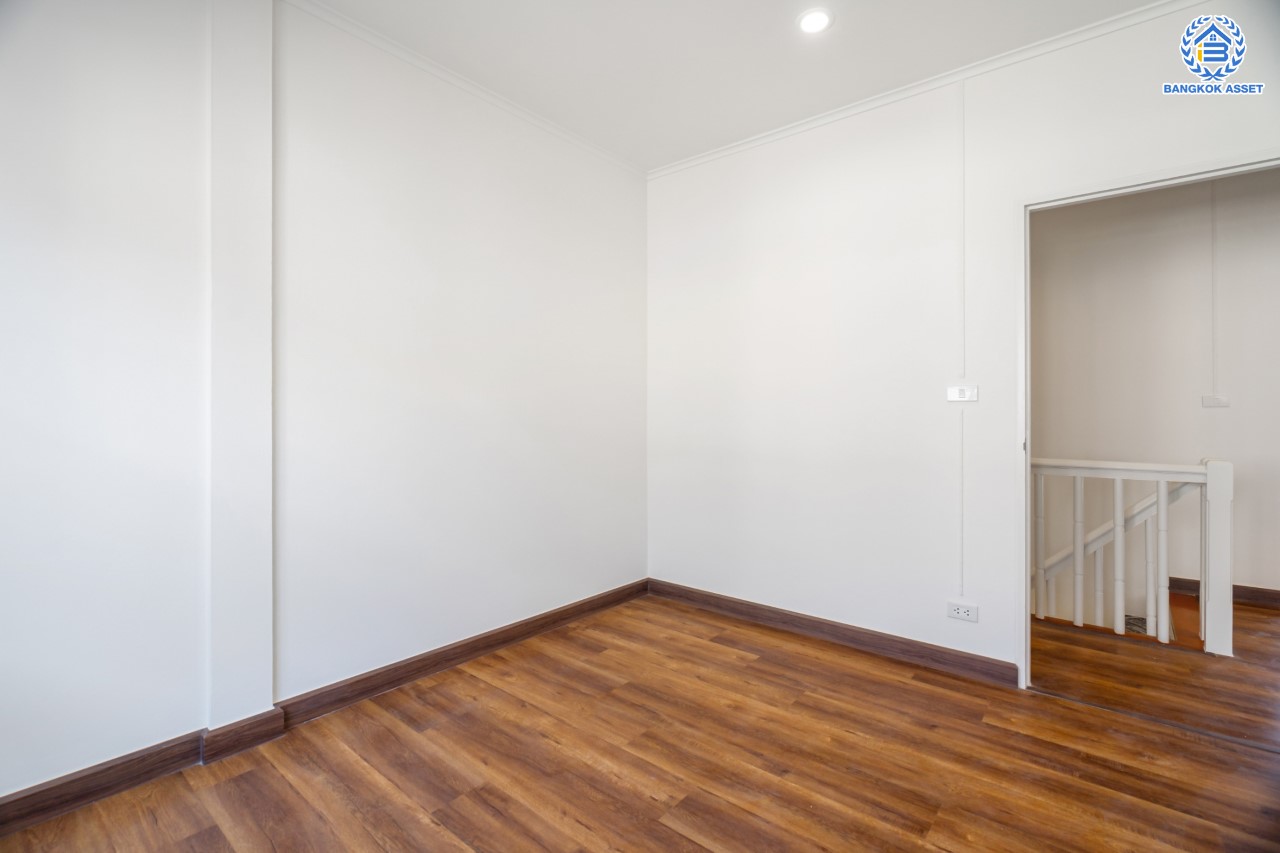 บ้านมือสองตกแต่งใหม่ ม.บุศรินทร์ วงแหวน (บ้านกล้วย-ไทรน้อย) จากแบรนด์ L&H เนื้อที่ 21 ตร.ว. ฟังก์ชัน 3 ห้องนอน 2 ห้องน้ำ จอดรถได้ 1 คัน ตอบโจทย์ทุกการอยู่อาศัย บนทำเลเชื่อมต่อถนนกาญจนาภิเษก ใกล้เซ็นทรัลเวสต์เกต และรถไฟฟ้าสายสีม่วง "สถานีคลองบางไผ่"